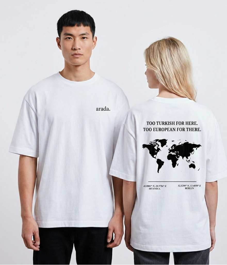 ARADA T-Shirt – “Çok Türk, çok Avrupalı.” Backprint beyaz